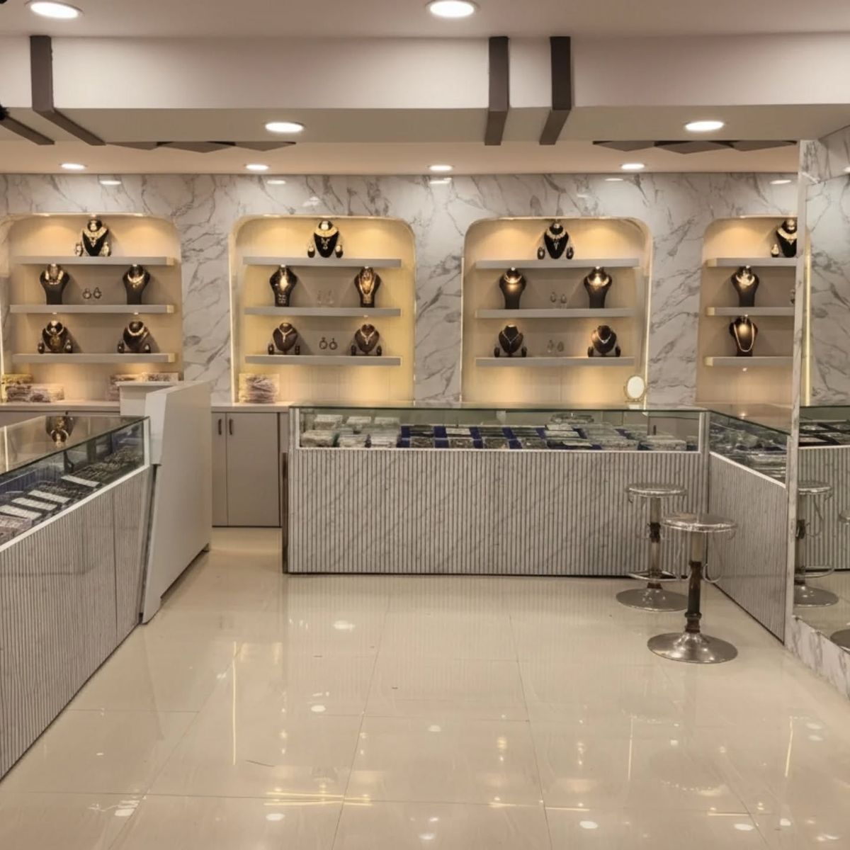 High-Conversion Store Layout with Seamless Tempered Glass Wall Counters #8